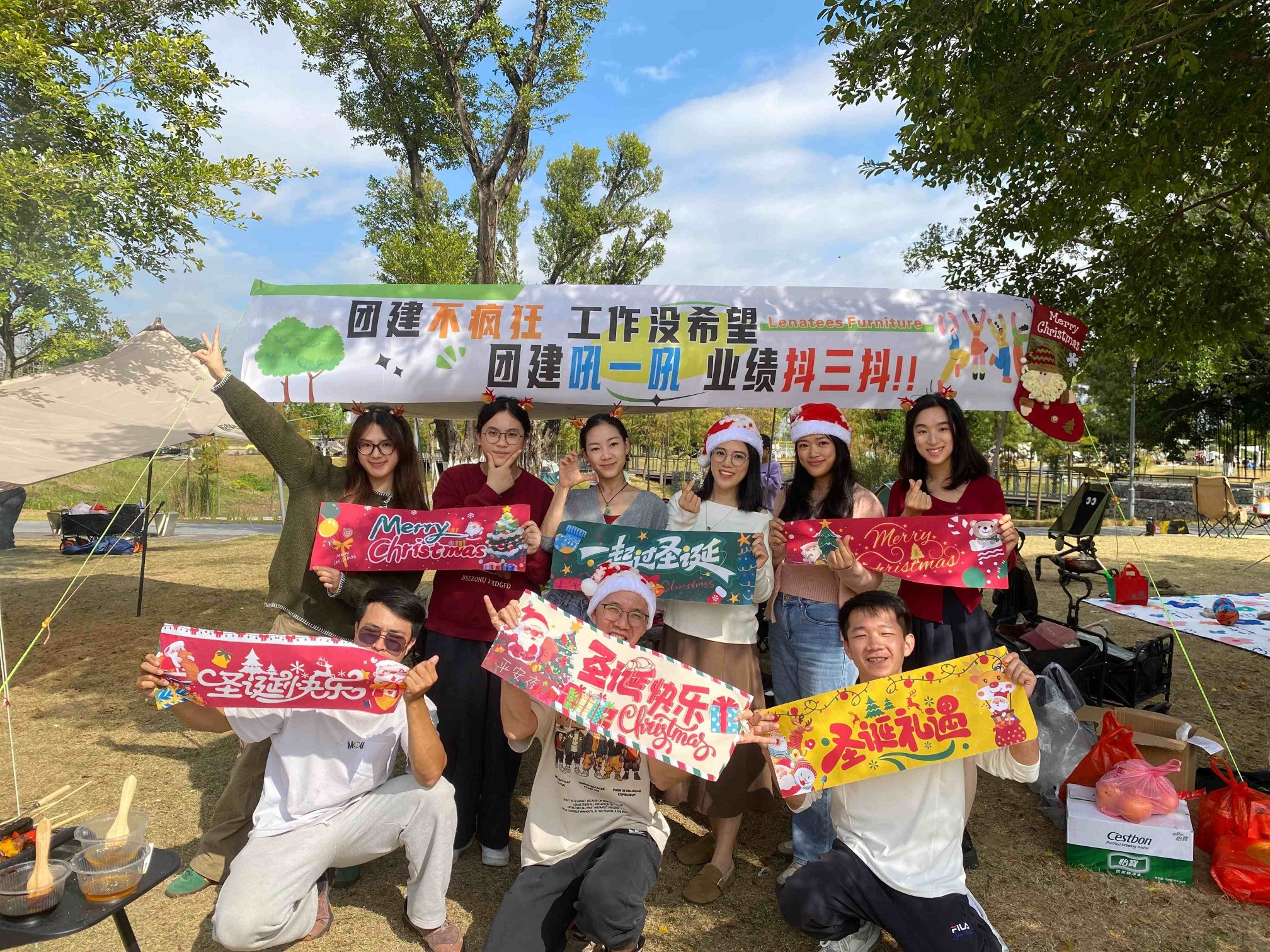 Γιορτάζοντας την περίοδο των Χριστουγέννων μαζί από τα έπιπλα Norler